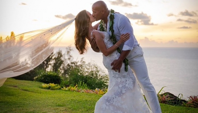 The Rock se marie avec la chanteuse Lauren Hashian