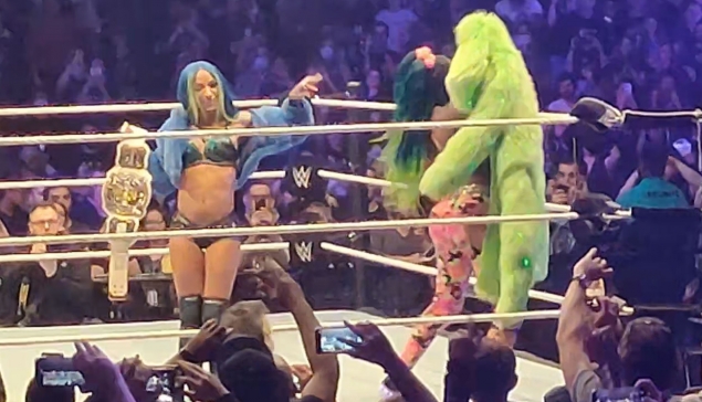 Entrée Sasha Banks & Naomi - WWE PARIS 2022