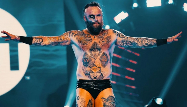 Malakai Black en profite pour se faire tatouer sur la tête