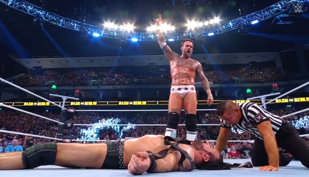 Bash in Berlin : CM Punk retrouve son bracelet en Strap Match