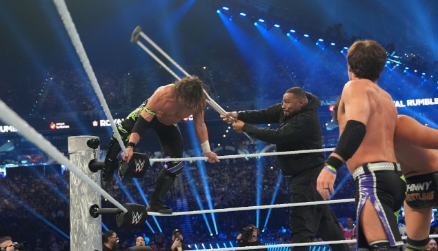 Angelo Dawkins s'amusait avec sa béquille avant le Royal Rumble