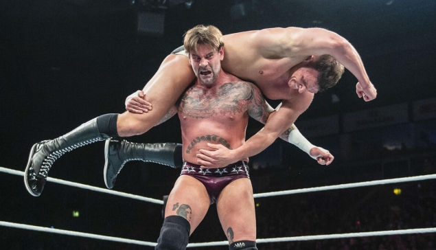 CM Punk encense le champion Gunther à Viennes