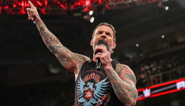 CM Punk chante avec les fans Londoniens après son Dark Match lors du dernier RAW