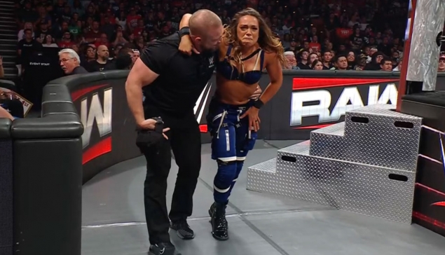 WWE RAW : Zoey Stark se blesse en plein match